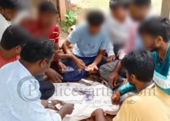 ರೈಲ್ವೆ ಟ್ರಾಕ್‌ನಲ್ಲಿ ಜೂಜಾಡುತ್ತಿದ್ದ ಕೋಮು ಸೌಹಾರ್ದ ಜೂಜುಕೋರರು ವಶಕ್ಕೆ: ಕ್ಲಬ್ಬಿನಲ್ಲಿ ಆಡುತ್ತಿದ್ದ ಜೂಜುಕೋರರು ಗುಡ್ಡಕ್ಕೆ ಶಿಫ್ಟ್!