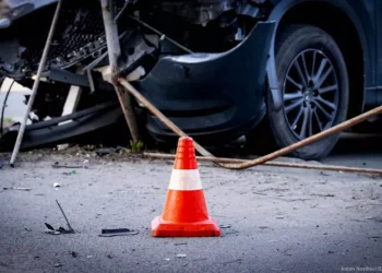 ಬಸ್ಸು ಪ್ರಯಾಣಿಕನ ‌ಮೊಬೈಲ್ ಕಾರಿನ ಬಾನೆಟ್ ಮೇಲೆ ಬಿದ್ದು ಸರಣಿ ಅಪಘಾತ