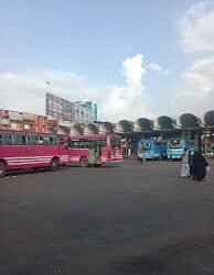 ಒಡೆದ ಟಯರ್‌ನಲ್ಲೇ ಓಡಾಟ ನಡೆಸಿದ ಬಸ್ಸು – ಪೊಲೀಸರಿಗೆ ಒಪ್ಪಿಸಿದ ಜನರು