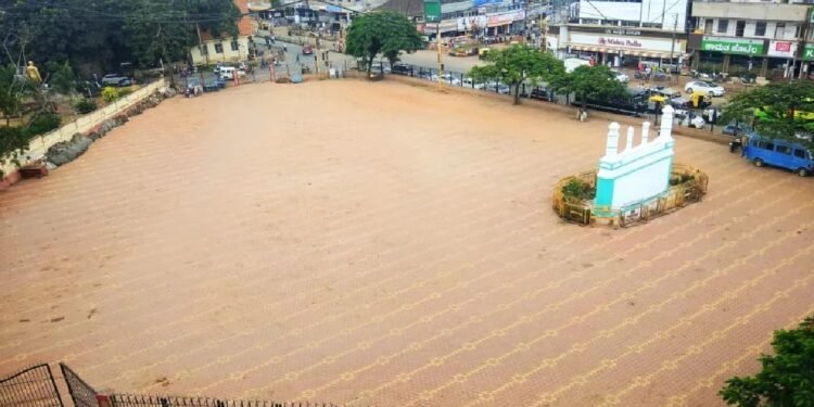 ಈದ್ಗಾ ಮೈದಾನಕ್ಕೆ ಬೇಲಿ: ಹಿಂದೂ ಪರ ಕಾರ್ಯಕರ್ತರಿಂದ ಆಕ್ರೋಶ, ಪ್ರತಿಭಟನೆ