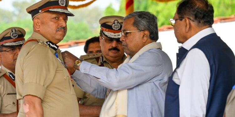 ರಾಜ್ಯ ಗುಪ್ತವಾರ್ತೆ ನಿರ್ದೇಶಕ ಹೇಮಂತ್ ಎಂ. ನಿಂಬಾಳ್ಕರ್‌ಗೆ ಮುಖ್ಯಮಂತ್ರಿಗಳ ಸ್ವರ್ಣಪದಕ