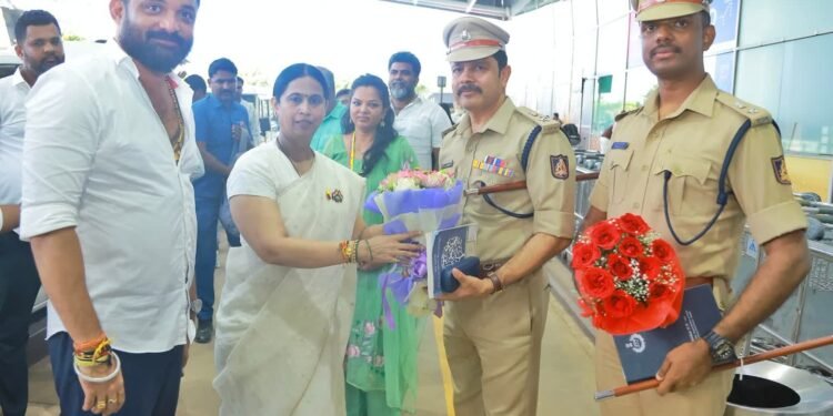 ವೃದ್ಧೆಗೆ ಡಿಜಿಟಲ್ ವಂಚನೆ ಯತ್ನ!; 17 ಲಕ್ಷ ಸೇಫ್ ಮಾಡಿದ ಮಂಗಳೂರು ಪೊಲೀಸರು! ಡಿಸಿಪಿಗಳ ಕರ್ತವ್ಯ ನಿಷ್ಠೆಗೆ ಮೆಚ್ಚುಗೆ ವ್ಯಕ್ತಪಡಿಸಿದ; ಸಚಿವೆ ಲಕ್ಷ್ಮೀ ಹೆಬ್ಬಾಳ್ಕರ್